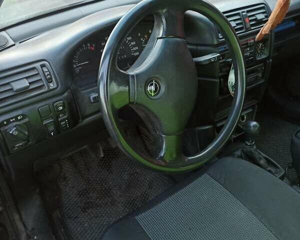 Синий Опель Вектра, объемом двигателя 1.8 л и пробегом 360 тыс. км за 1800 $, фото 5 на Automoto.ua