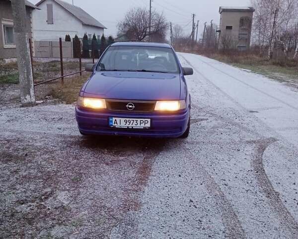 Синий Опель Вектра, объемом двигателя 1.8 л и пробегом 560 тыс. км за 1500 $, фото 1 на Automoto.ua