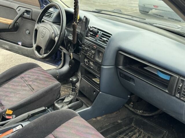 Синий Опель Вектра, объемом двигателя 1.8 л и пробегом 100 тыс. км за 1900 $, фото 6 на Automoto.ua