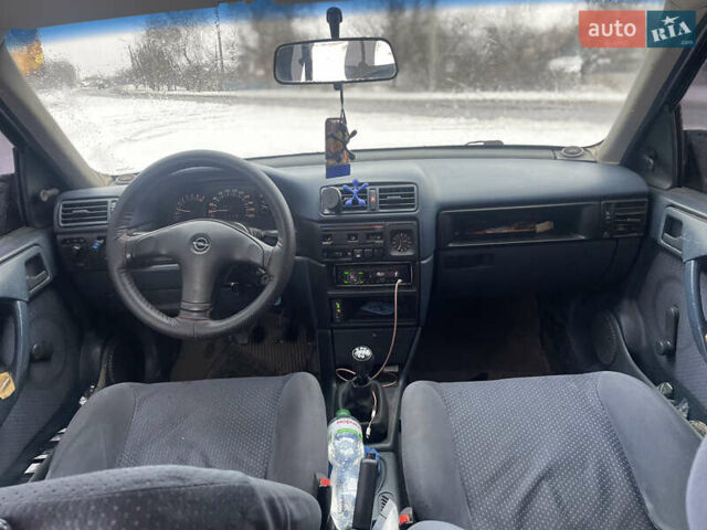 Синий Опель Вектра, объемом двигателя 1.6 л и пробегом 350 тыс. км за 1400 $, фото 9 на Automoto.ua