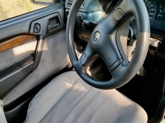 Синий Опель Вектра, объемом двигателя 1.8 л и пробегом 812 тыс. км за 900 $, фото 5 на Automoto.ua