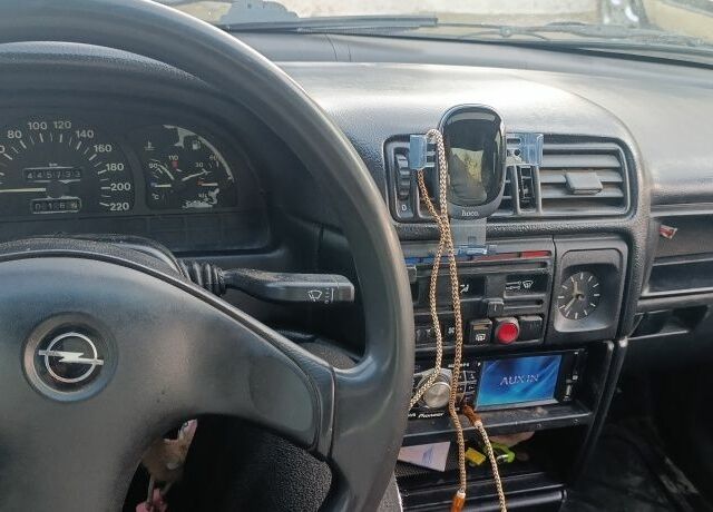 Синій Опель Вектра, об'ємом двигуна 1.6 л та пробігом 455 тис. км за 600 $, фото 2 на Automoto.ua