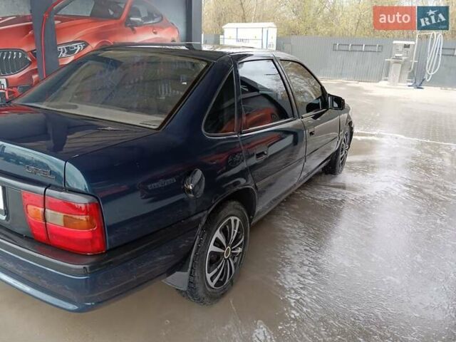 Синий Опель Вектра, объемом двигателя 2 л и пробегом 265 тыс. км за 1500 $, фото 2 на Automoto.ua