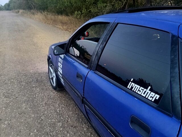 Синій Опель Вектра, об'ємом двигуна 1.7 л та пробігом 400 тис. км за 1300 $, фото 4 на Automoto.ua