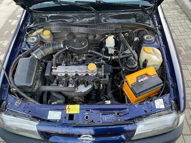 Синий Опель Вектра, объемом двигателя 1.6 л и пробегом 328 тыс. км за 1600 $, фото 9 на Automoto.ua