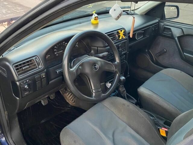 Синий Опель Вектра, объемом двигателя 1.6 л и пробегом 328 тыс. км за 1600 $, фото 6 на Automoto.ua