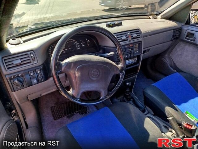 Синий Опель Вектра, объемом двигателя 2 л и пробегом 500 тыс. км за 1800 $, фото 9 на Automoto.ua