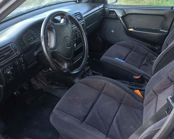 Синий Опель Вектра, объемом двигателя 1.8 л и пробегом 390 тыс. км за 1400 $, фото 2 на Automoto.ua