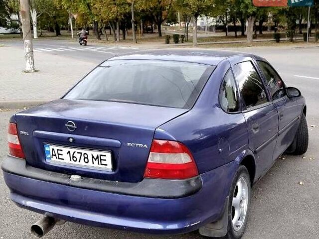 Опель Вектра 1996 в Покров (Орджоникидзе) на Automoto.ua Синий Опель Вектра, объемом двигателя 2 л и пробегом 300 тыс. км за 2000 $, фото 3 на Automoto.ua