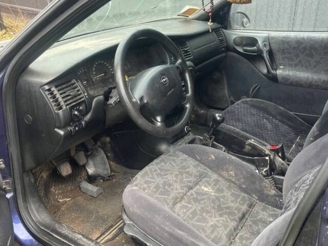 Синий Опель Вектра, объемом двигателя 1.8 л и пробегом 300 тыс. км за 1000 $, фото 7 на Automoto.ua