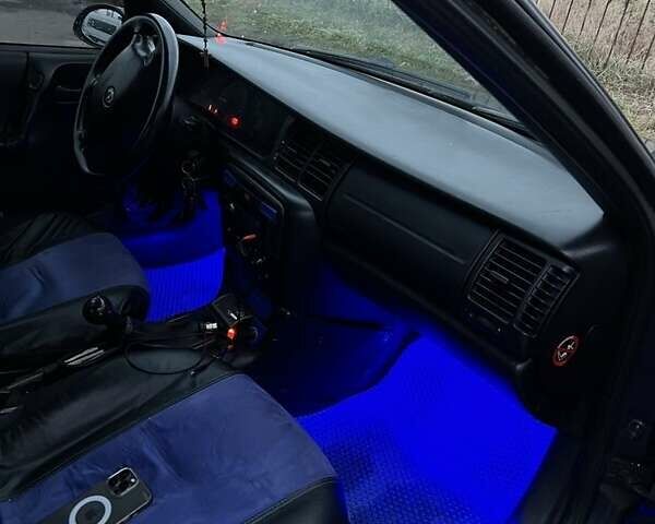 Синий Опель Вектра, объемом двигателя 1.8 л и пробегом 400 тыс. км за 2500 $, фото 5 на Automoto.ua