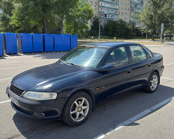 Синий Опель Вектра, объемом двигателя 1.8 л и пробегом 300 тыс. км за 2400 $, фото 4 на Automoto.ua