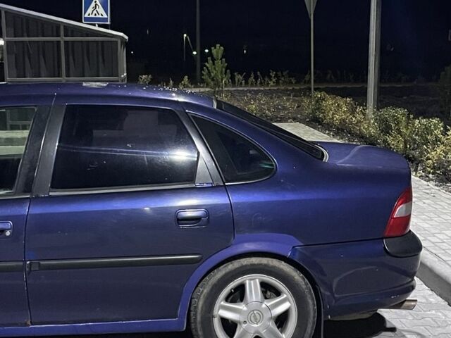 Синій Опель Вектра, об'ємом двигуна 1.8 л та пробігом 350 тис. км за 1600 $, фото 1 на Automoto.ua