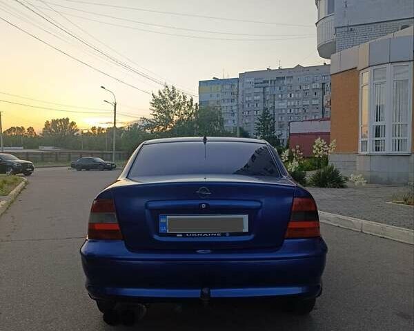 Синий Опель Вектра, объемом двигателя 2 л и пробегом 366 тыс. км за 3100 $, фото 4 на Automoto.ua