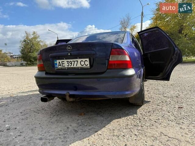 Синий Опель Вектра, объемом двигателя 1.6 л и пробегом 370 тыс. км за 1600 $, фото 6 на Automoto.ua