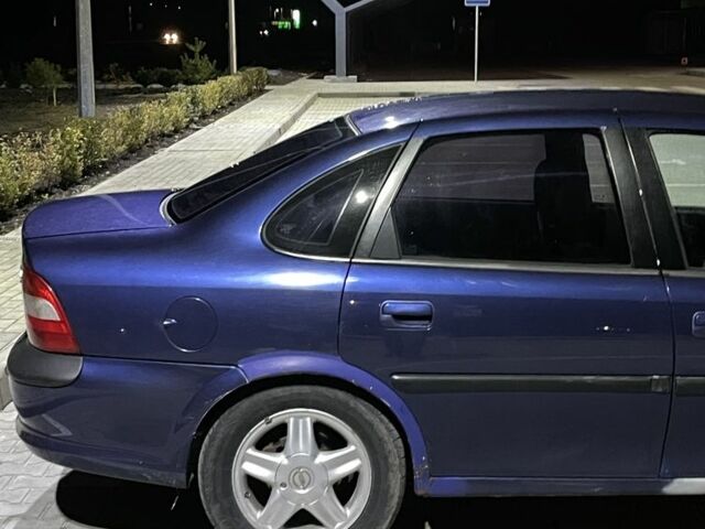 Синій Опель Вектра, об'ємом двигуна 1.8 л та пробігом 350 тис. км за 1600 $, фото 3 на Automoto.ua