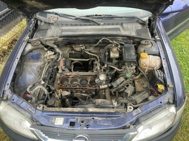 Синий Опель Вектра, объемом двигателя 1.8 л и пробегом 300 тыс. км за 1000 $, фото 4 на Automoto.ua