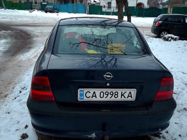 Синий Опель Вектра, объемом двигателя 1.8 л и пробегом 240 тыс. км за 1600 $, фото 2 на Automoto.ua