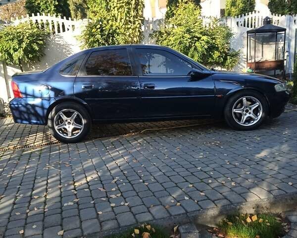 Синий Опель Вектра, объемом двигателя 2.5 л и пробегом 235 тыс. км за 4500 $, фото 3 на Automoto.ua