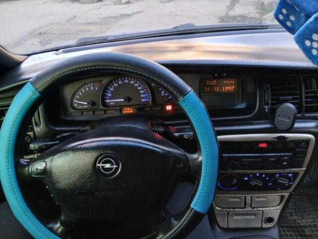 Синий Опель Вектра, объемом двигателя 1.8 л и пробегом 220 тыс. км за 2600 $, фото 3 на Automoto.ua