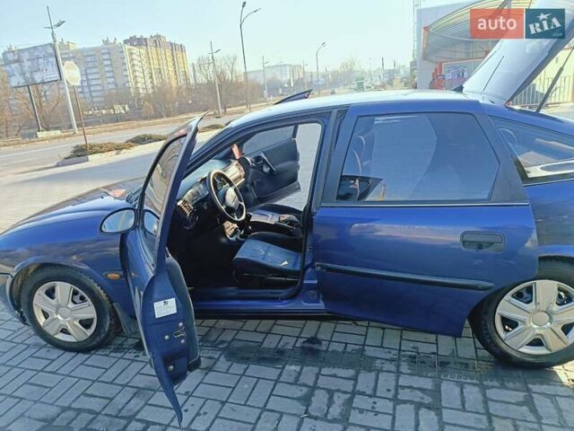 Синій Опель Вектра, об'ємом двигуна 1.6 л та пробігом 300 тис. км за 2300 $, фото 1 на Automoto.ua