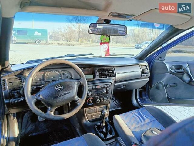 Синій Опель Вектра, об'ємом двигуна 1.6 л та пробігом 300 тис. км за 2300 $, фото 4 на Automoto.ua