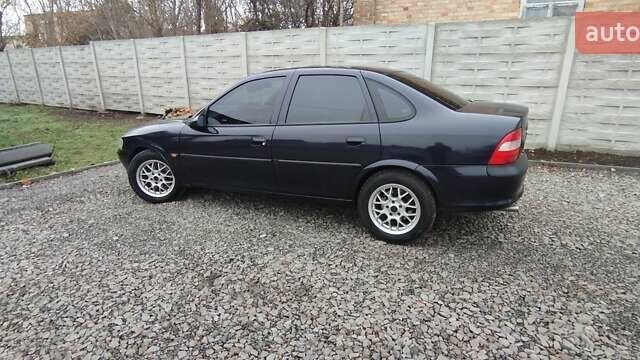 Синий Опель Вектра, объемом двигателя 2 л и пробегом 358 тыс. км за 3000 $, фото 3 на Automoto.ua