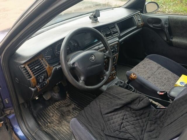 Синій Опель Вектра, об'ємом двигуна 1.7 л та пробігом 300 тис. км за 1190 $, фото 6 на Automoto.ua