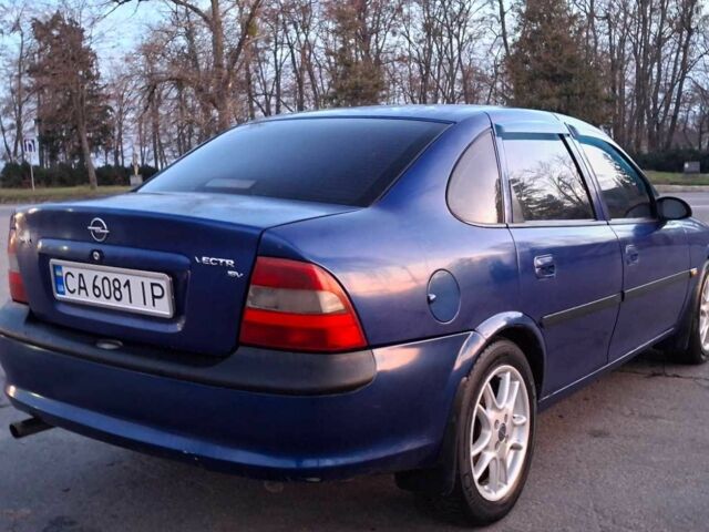 Синий Опель Вектра, объемом двигателя 1.8 л и пробегом 340 тыс. км за 2350 $, фото 5 на Automoto.ua