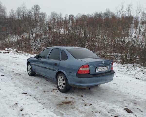 Синий Опель Вектра, объемом двигателя 1.8 л и пробегом 317 тыс. км за 2600 $, фото 4 на Automoto.ua