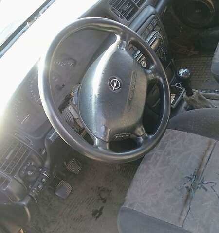 Синий Опель Вектра, объемом двигателя 1.6 л и пробегом 370 тыс. км за 1950 $, фото 6 на Automoto.ua