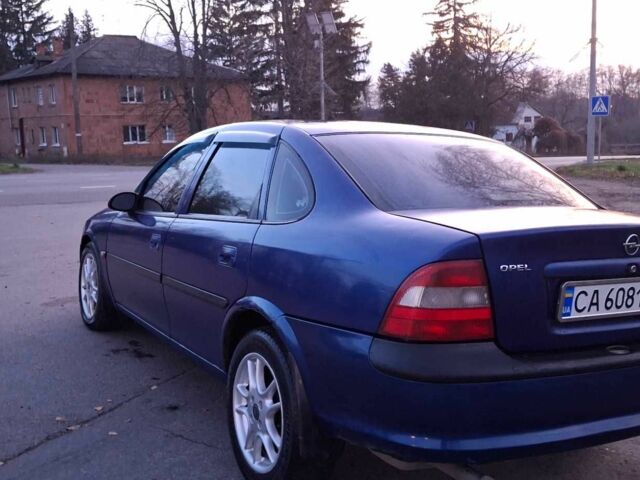 Синий Опель Вектра, объемом двигателя 1.8 л и пробегом 340 тыс. км за 2350 $, фото 4 на Automoto.ua