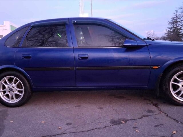 Синий Опель Вектра, объемом двигателя 1.8 л и пробегом 340 тыс. км за 2350 $, фото 3 на Automoto.ua