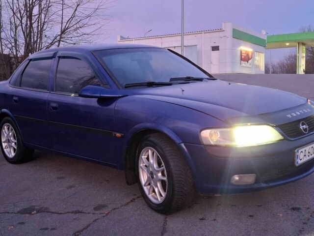 Синий Опель Вектра, объемом двигателя 1.8 л и пробегом 340 тыс. км за 2350 $, фото 6 на Automoto.ua