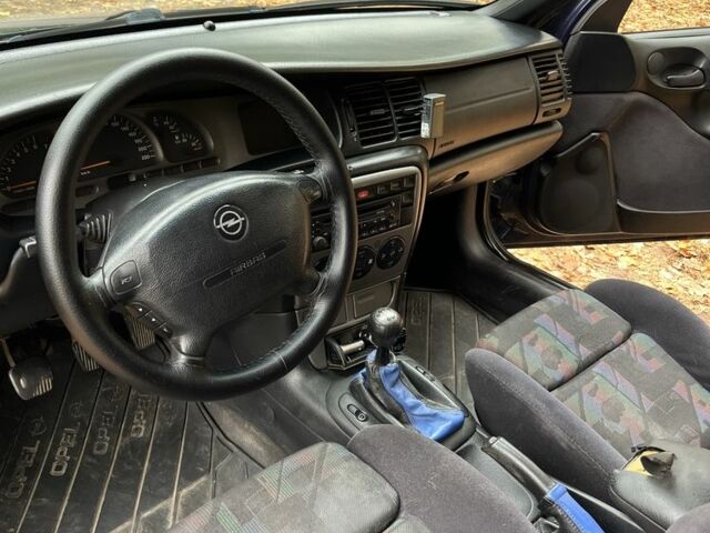Синий Опель Вектра, объемом двигателя 1.8 л и пробегом 479 тыс. км за 1600 $, фото 16 на Automoto.ua