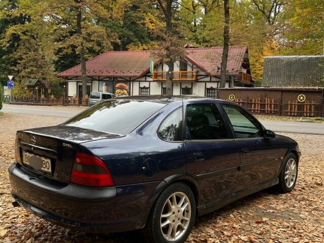 Синий Опель Вектра, объемом двигателя 1.8 л и пробегом 479 тыс. км за 1600 $, фото 5 на Automoto.ua