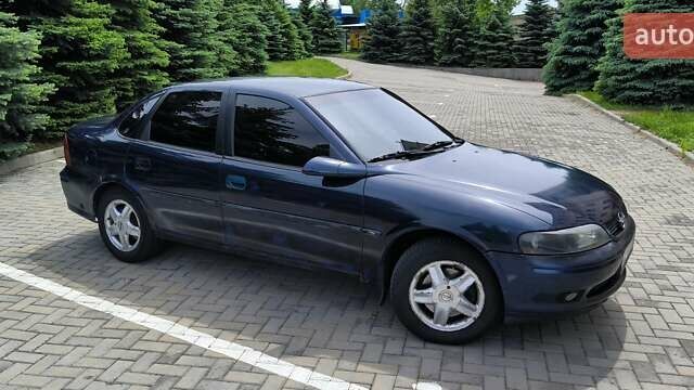 Синий Опель Вектра, объемом двигателя 2 л и пробегом 500 тыс. км за 2600 $, фото 1 на Automoto.ua