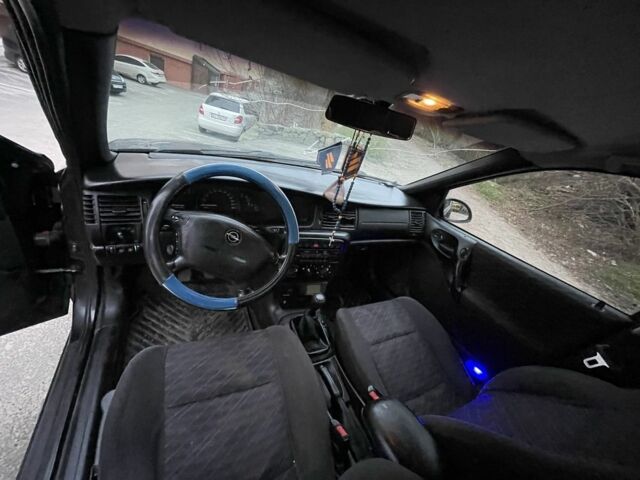 Синий Опель Вектра, объемом двигателя 2 л и пробегом 100 тыс. км за 850 $, фото 5 на Automoto.ua