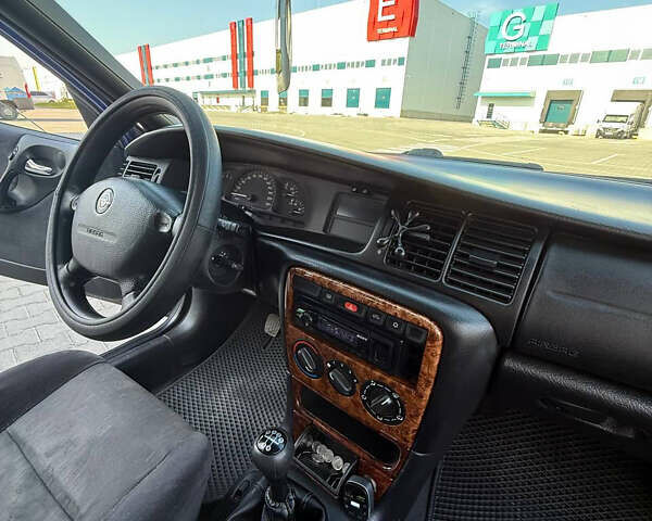 Синий Опель Вектра, объемом двигателя 1.6 л и пробегом 177 тыс. км за 2800 $, фото 20 на Automoto.ua