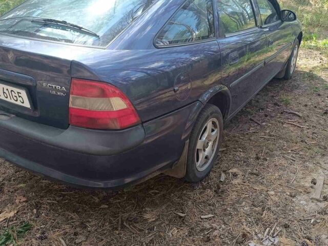 Синій Опель Вектра, об'ємом двигуна 1.8 л та пробігом 300 тис. км за 1350 $, фото 2 на Automoto.ua