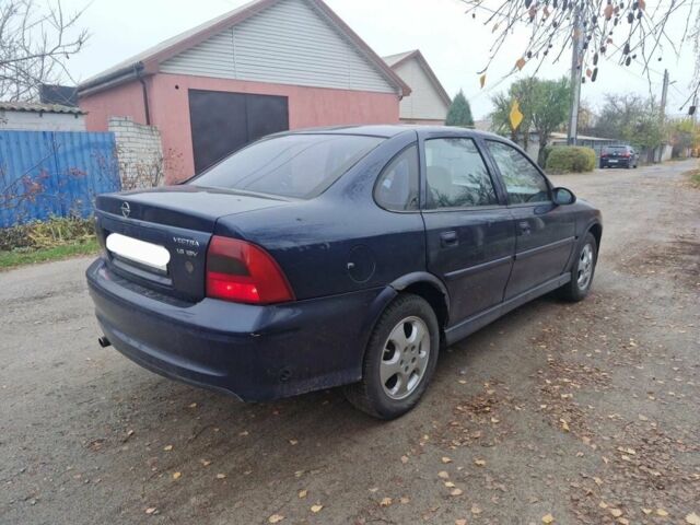 Синий Опель Вектра, объемом двигателя 1.8 л и пробегом 364 тыс. км за 1450 $, фото 4 на Automoto.ua