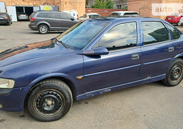 Синий Опель Вектра, объемом двигателя 2 л и пробегом 200 тыс. км за 1200 $, фото 4 на Automoto.ua