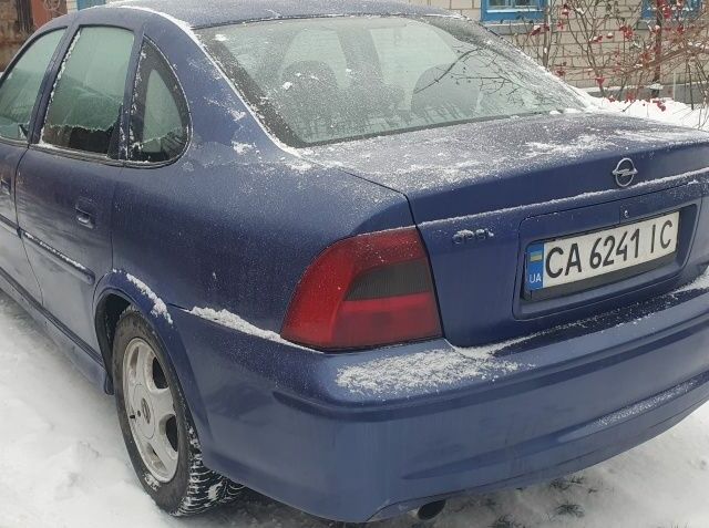 Синій Опель Вектра, об'ємом двигуна 1.6 л та пробігом 262 тис. км за 1600 $, фото 2 на Automoto.ua