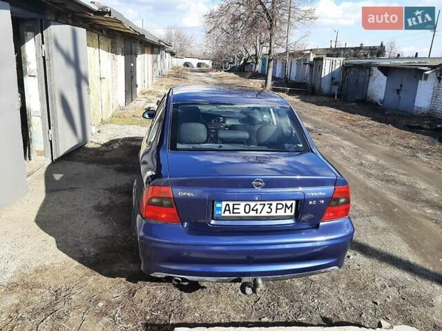 Синий Опель Вектра, объемом двигателя 2 л и пробегом 273 тыс. км за 4200 $, фото 4 на Automoto.ua