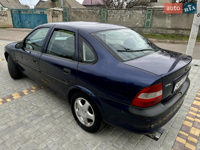 Синий Опель Вектра, объемом двигателя 1.8 л и пробегом 321 тыс. км за 850 $, фото 5 на Automoto.ua