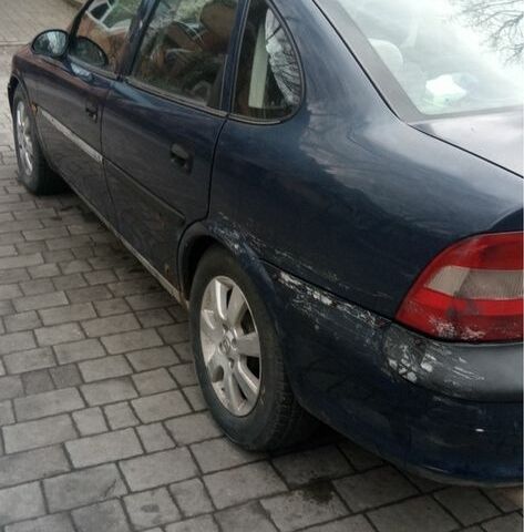 Синий Опель Вектра, объемом двигателя 1.8 л и пробегом 350 тыс. км за 1500 $, фото 4 на Automoto.ua