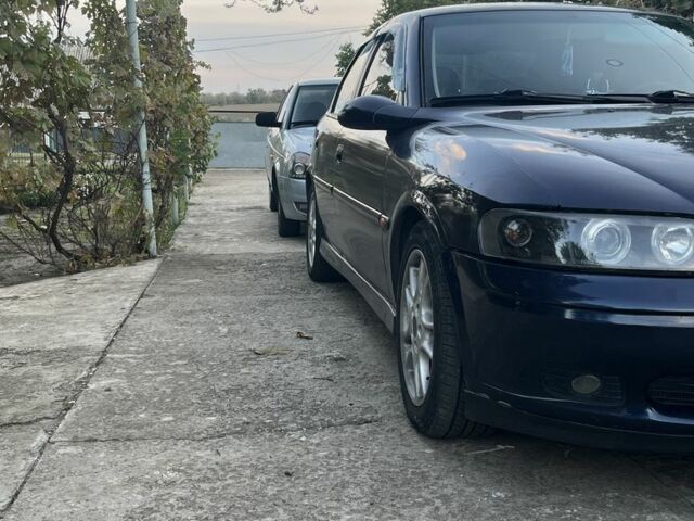 Синий Опель Вектра, объемом двигателя 2 л и пробегом 250 тыс. км за 2800 $, фото 1 на Automoto.ua