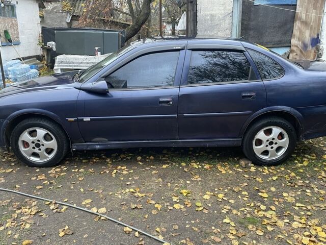 Синий Опель Вектра, объемом двигателя 1.6 л и пробегом 1 тыс. км за 1300 $, фото 3 на Automoto.ua