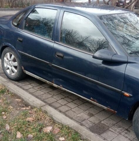 Синий Опель Вектра, объемом двигателя 1.8 л и пробегом 350 тыс. км за 1500 $, фото 2 на Automoto.ua