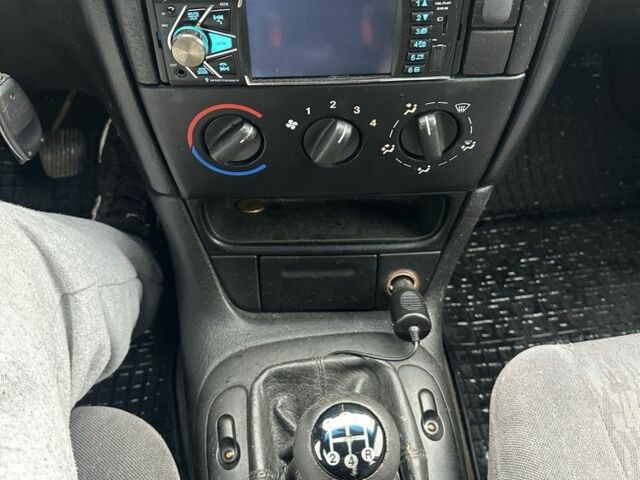 Синий Опель Вектра, объемом двигателя 2 л и пробегом 300 тыс. км за 1899 $, фото 18 на Automoto.ua